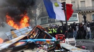 احتجاجات فرنسا تتصاعد.. حرائق واشتباكات واعتقال 166 شخصًا وسط توقعات بمشاركة 200 ألف متظاهر