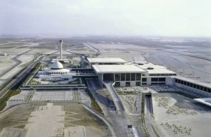 العليمي يدعو إلى إجراءات دولية لوقف استهداف الحوثيين للمطارات ويحذر من تهديد الملاحة