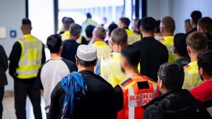 ألمانيا ترحّل 40 مهاجرًا أفغانيًا مُدانًا إلى كابول