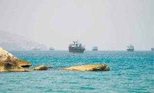 الحرس الثوري الإيراني يعلن غرق سفينة تحمل 2500 حاوية في مضيق هرمز بعد اصطدامها بلغم بحري (فيديو)