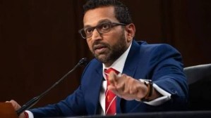 مدير FBI يعيد نشر صور جهاز تسجيل يُشتبه في استخدامه لرصد اجتماعات سرية داخل OpenAI