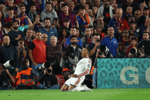 ريال مدريد يهزم برشلونة 2-1 في الكلاسيكو ويشعل صراع صدارة الدوري الإسباني