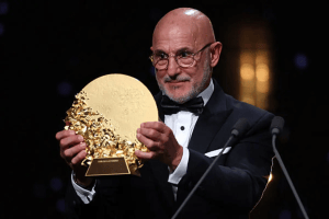 لويس دي لا فوينتي يفوز بجائزة أفضل مدرب في العالم 2026