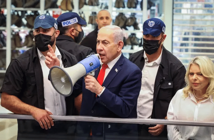 تقرير: مسؤول بمكتب نتنياهو أبلغ الشرطة بمعلومات فجّرت تحقيقًا في شبهات رشوة انتخابية