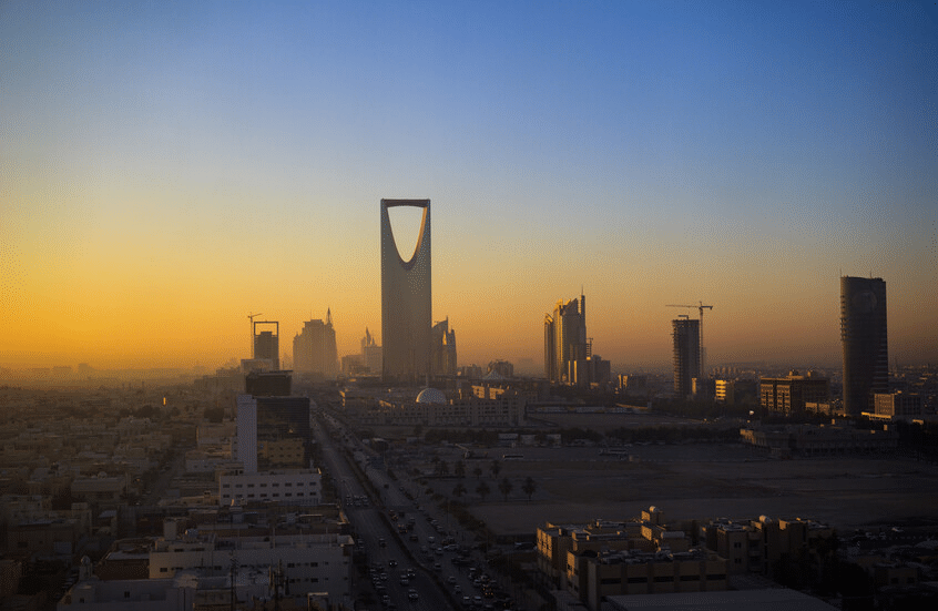إصابة 4 أشخاص وتضرر 15 منزلًا في الرياض جراء سقوط شظايا صاروخين بعد اعتراضهما