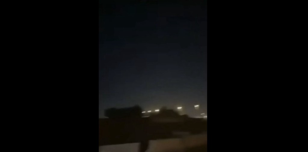 الحوثيون ينشرون مشاهد لاستهداف مطار الملك فهد بالدمام.. والتحالف يؤكد سقوط مقذوف بمحيطه