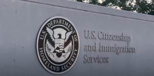 تقرير: ترحيل 980 ألف شخص من الولايات المتحدة خلال أول 18 شهرًا من ولاية ترامب الثانية